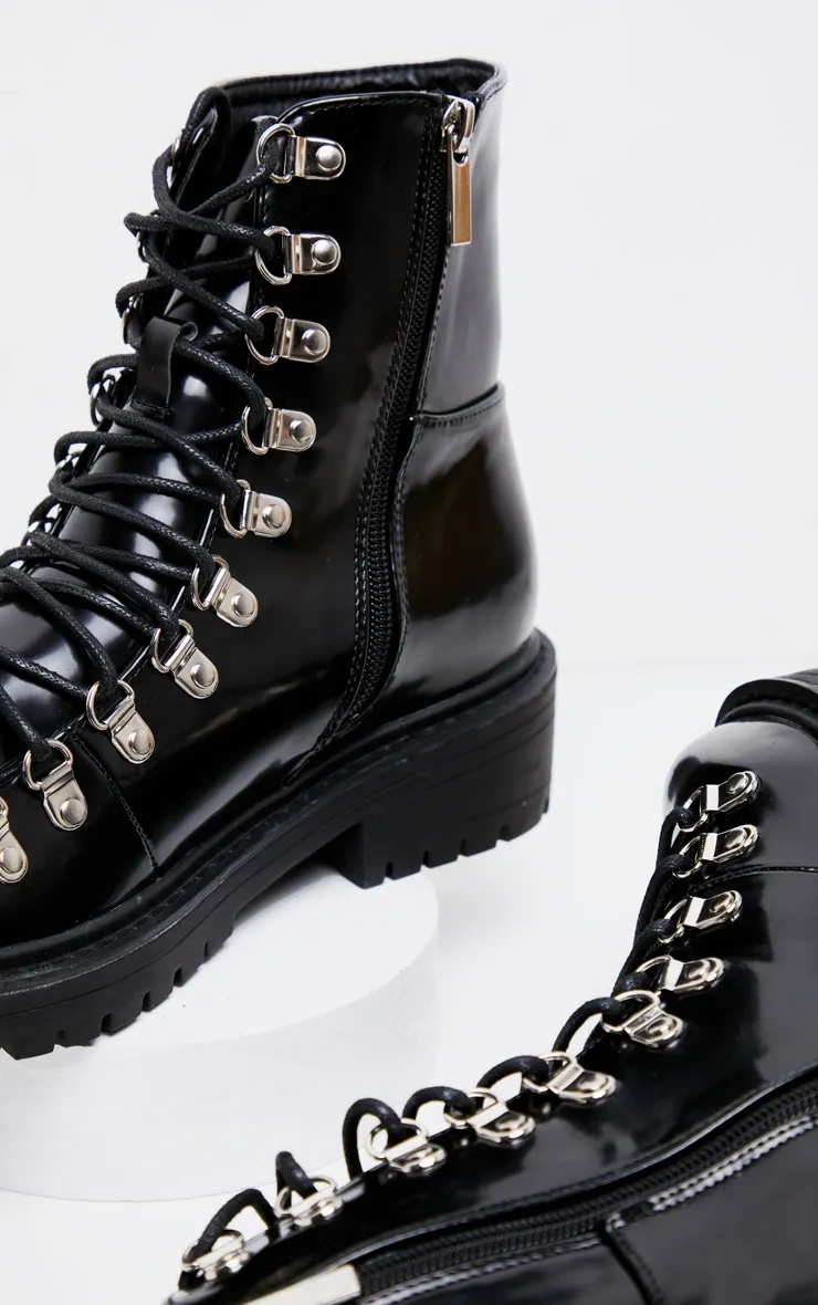 Bottines noires style rando à oeillets et semelles crampons