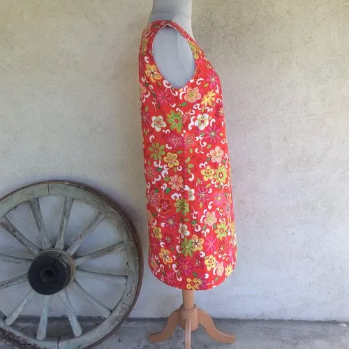 Robe trapèze à fleurs sur fond rouge, courte, ample, sans manches avec col v devant et dos